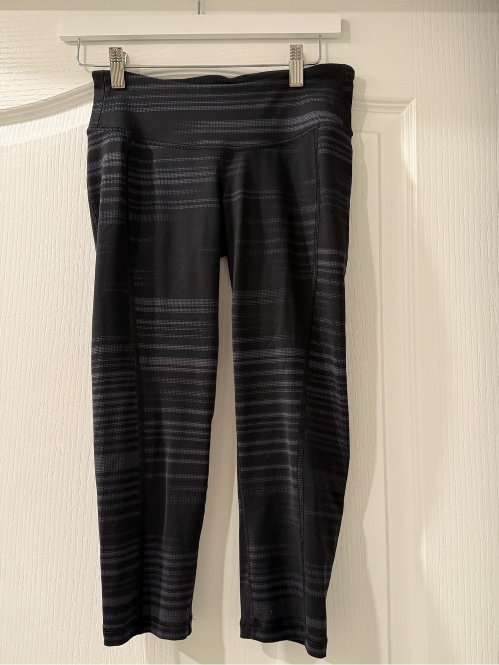 Great Condition! Black Striped Capri Leggings - Size Small